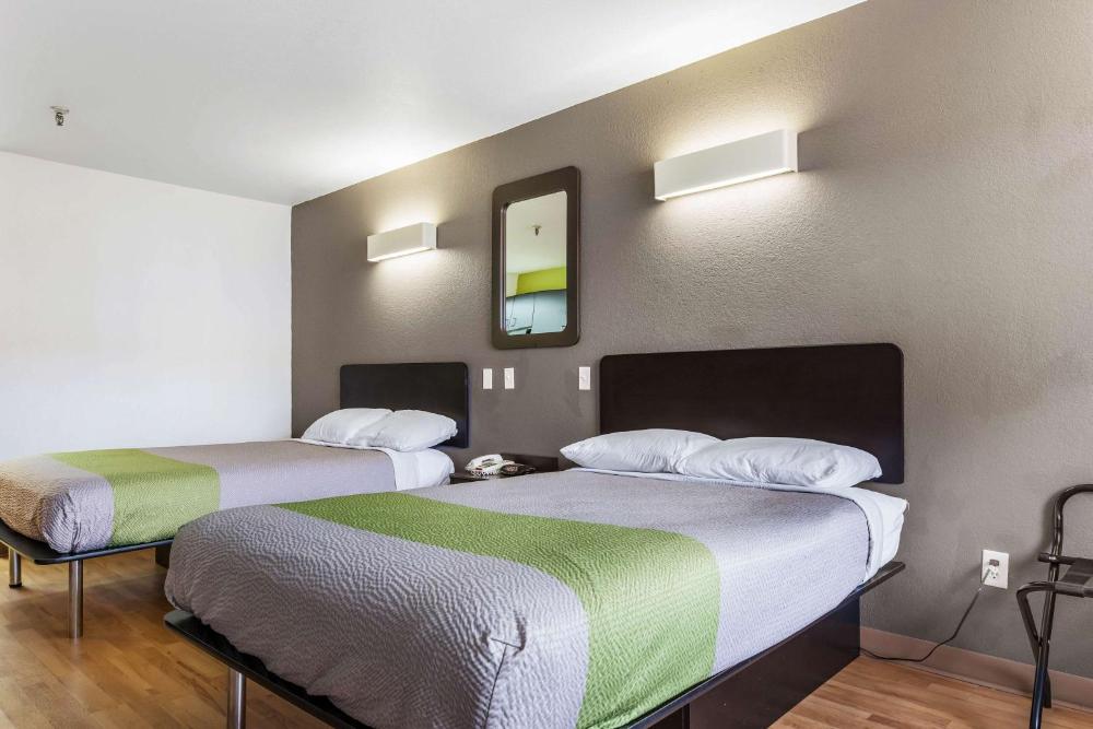 Deluxe Quadruple Room - Non-Smoking interior