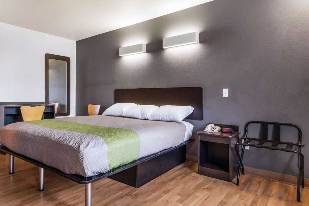 Deluxe King Room - Non-Smoking interior